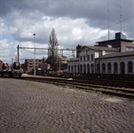 849424 Gezicht op de losweg bij het N.S.-station Amersfoort te Amersfoort, met rechts het vroegere N.C.S.-station aan ...